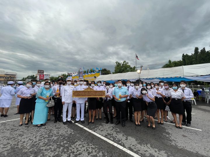 คณาจารย์และนักศึกษาหลักสูตรภาษาอังกฤษเพื่อการสื่อสาร (EC) มทร.อีสาน นครราชสีมา ร่วมพิธีถวายเครื่องราชสักการะและวางพานพุ่ม และพิธีจุดเทียนถวายพระพรชัยมงคล